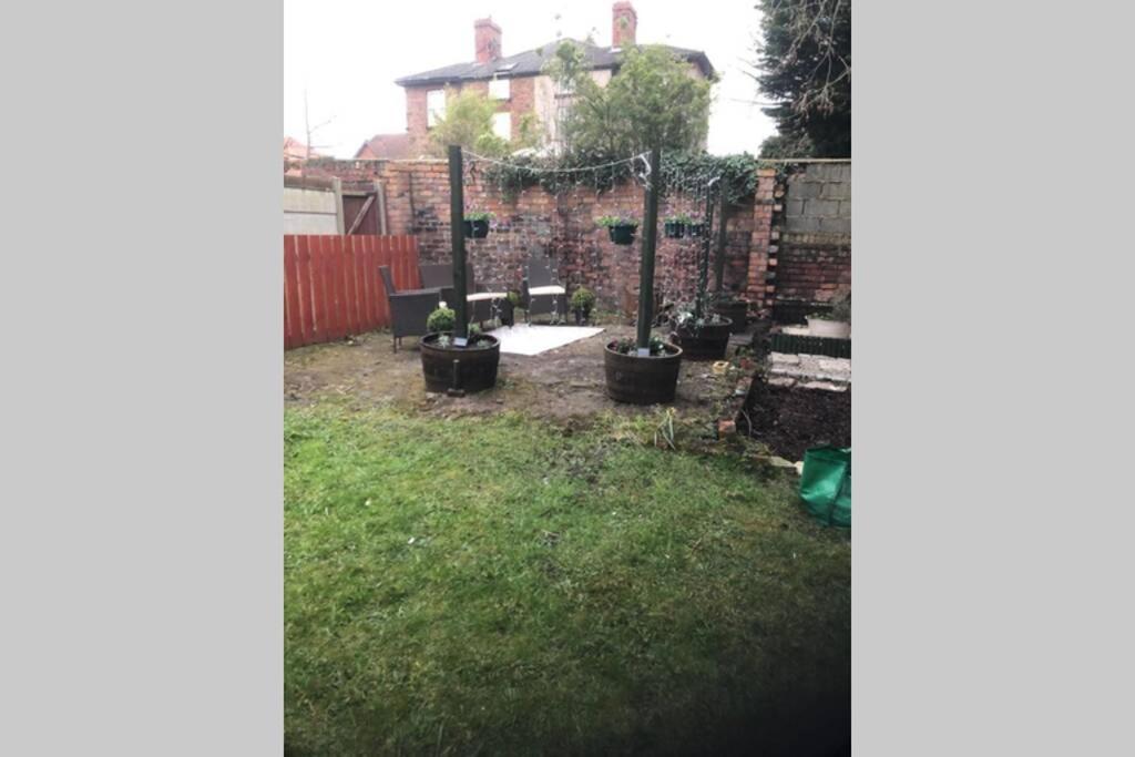Stunning Bebington Maisonette - Large Private Drive And Entrance, Good Transport Links Exterior foto