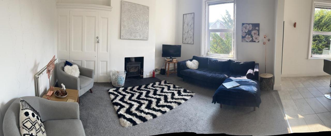 Stunning Bebington Maisonette - Large Private Drive And Entrance, Good Transport Links Exterior foto