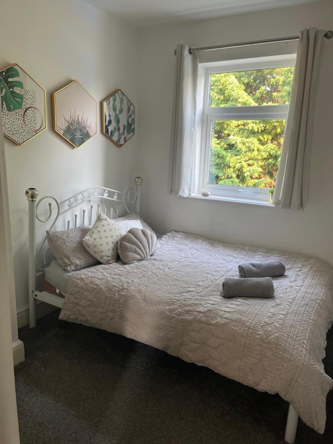 Stunning Bebington Maisonette - Large Private Drive And Entrance, Good Transport Links Exterior foto